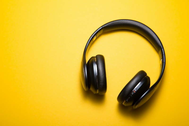 SON16 Aura headphones product shot