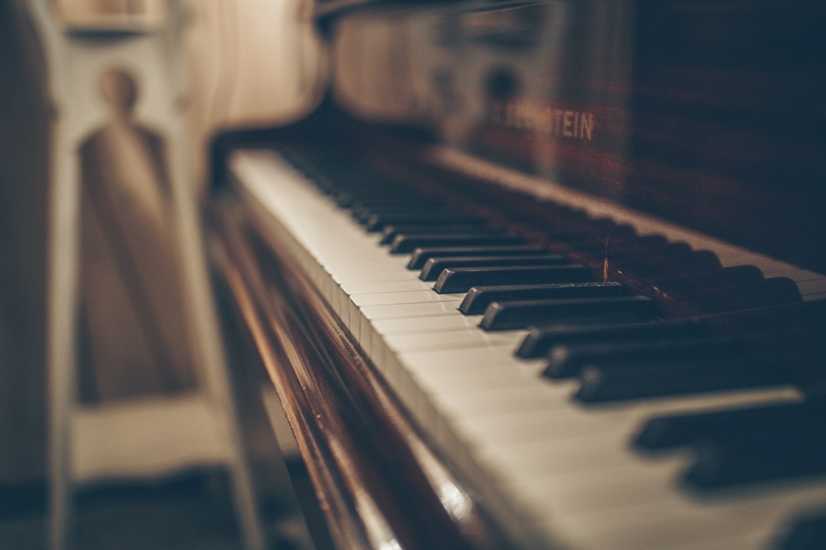 SON16 piano and acoustic instruments in studio